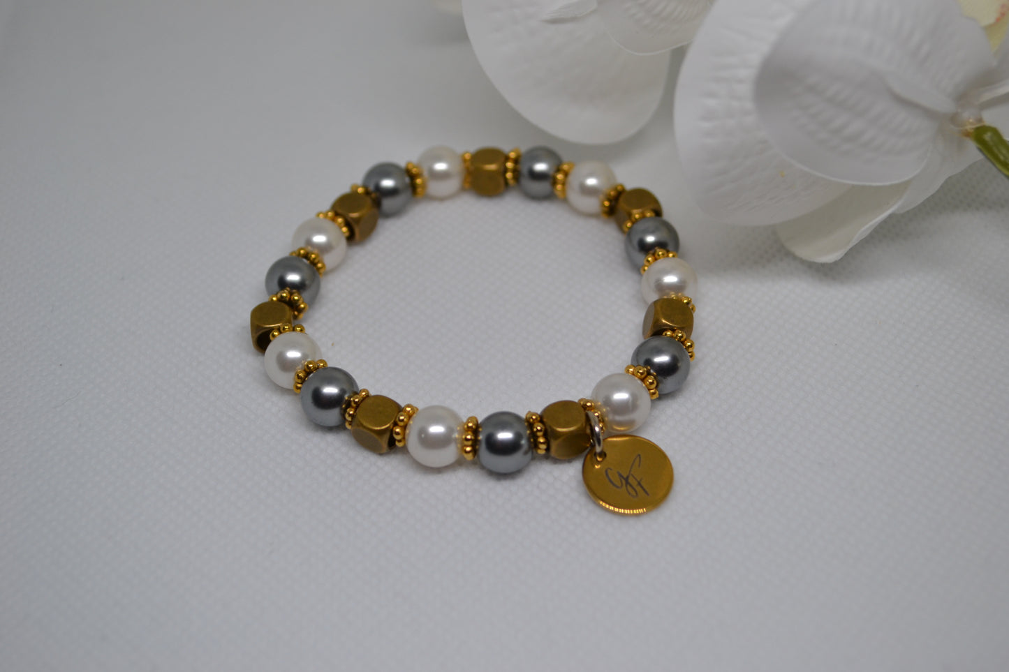 Bracelet "Éclat Nacré Éternel"
