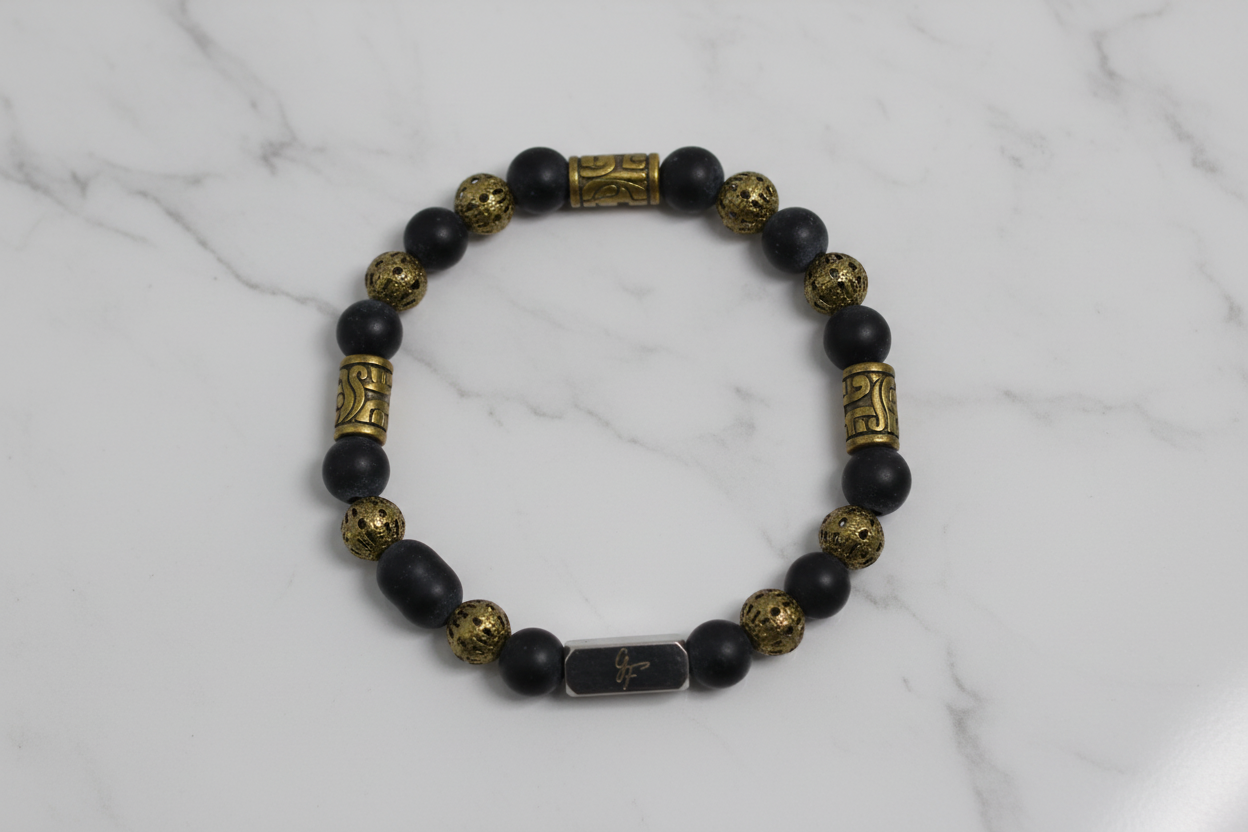 Flat lay — Bracelet onyx noir & or antique ciselé homme