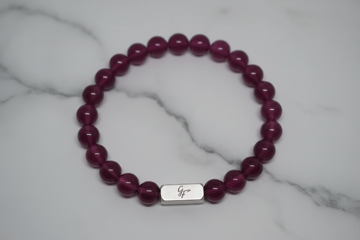 Flat lay — Force Pourpre, logo GF en bas