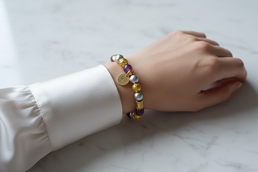 Bracelet améthyste, gris perle & or — blouse soie blanc nacré