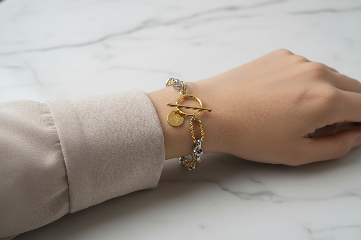 Bracelet bicolore original — poignet féminin avec manche