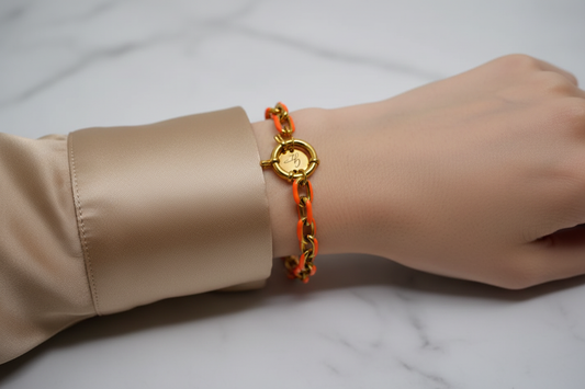 Bracelet chaîne orange fluo & or — blouse soie satin beige