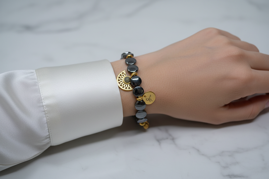 Bracelet hématite plates & breloques dorées — blouse soie blanc nacré