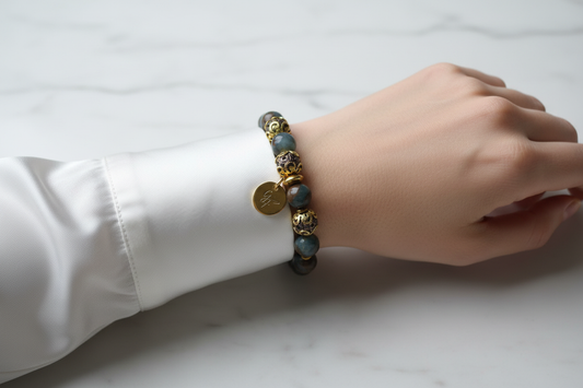 Bracelet labradorite bleu-gris & or filigrané — blouse soie blanc nacré