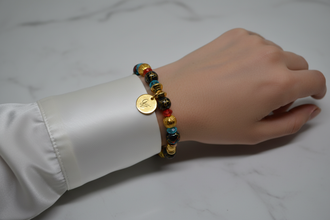 Bracelet murano noir & or, turquoise & corail — blouse soie blanc nacré