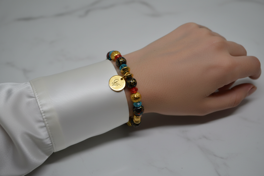 Bracelet murano noir & or, turquoise & corail — blouse soie blanc nacré