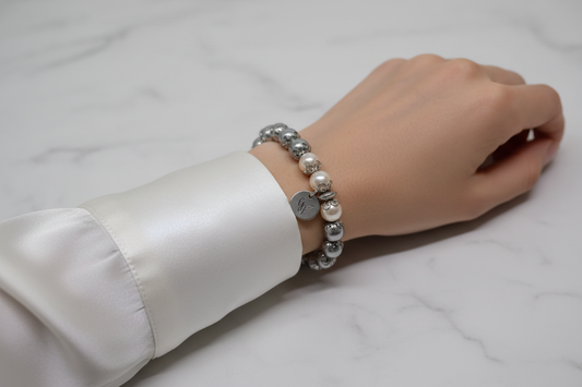 Bracelet perles argentées — blouse soie blanc nacré