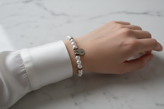 Bracelet perles blanches & rondelles bronze — blouse soie blanc nacré