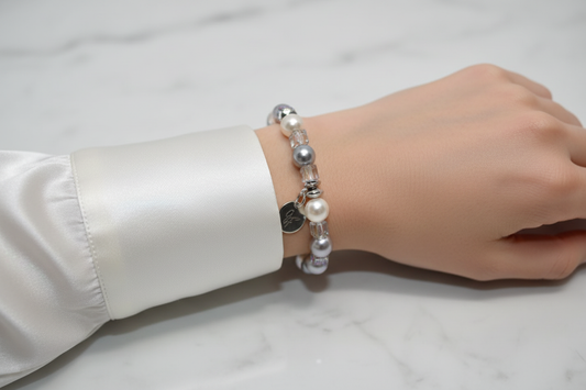 Bracelet perles nacrées & cristal AB — dos de la main