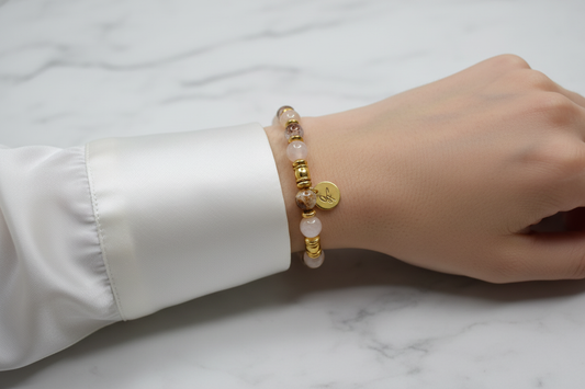Bracelet quartz rose & agate — blouse soie blanc nacré