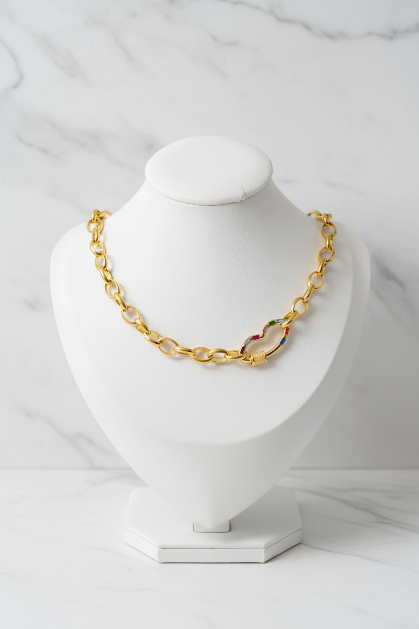 Collier carabiner multicolore - Buste fond marbre blanc