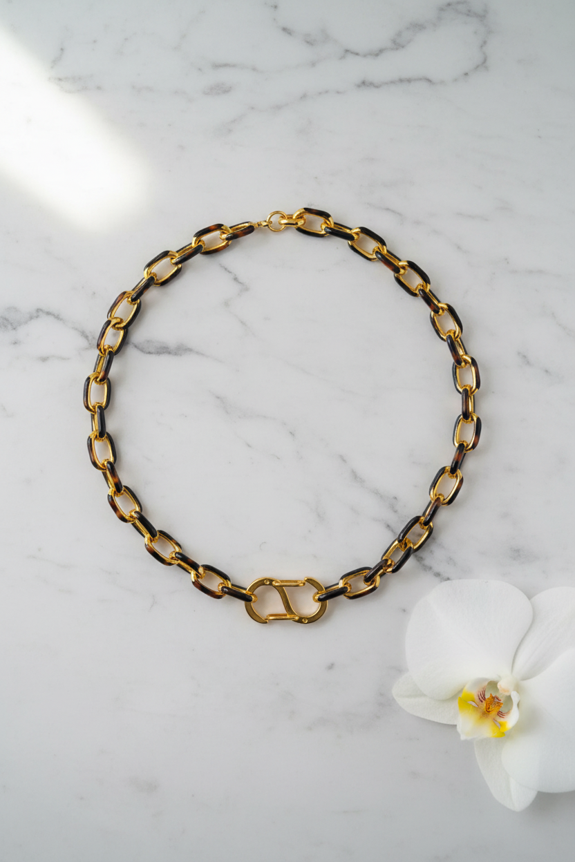 Collier chaîne écaille - Flat lay orchidée bas droite