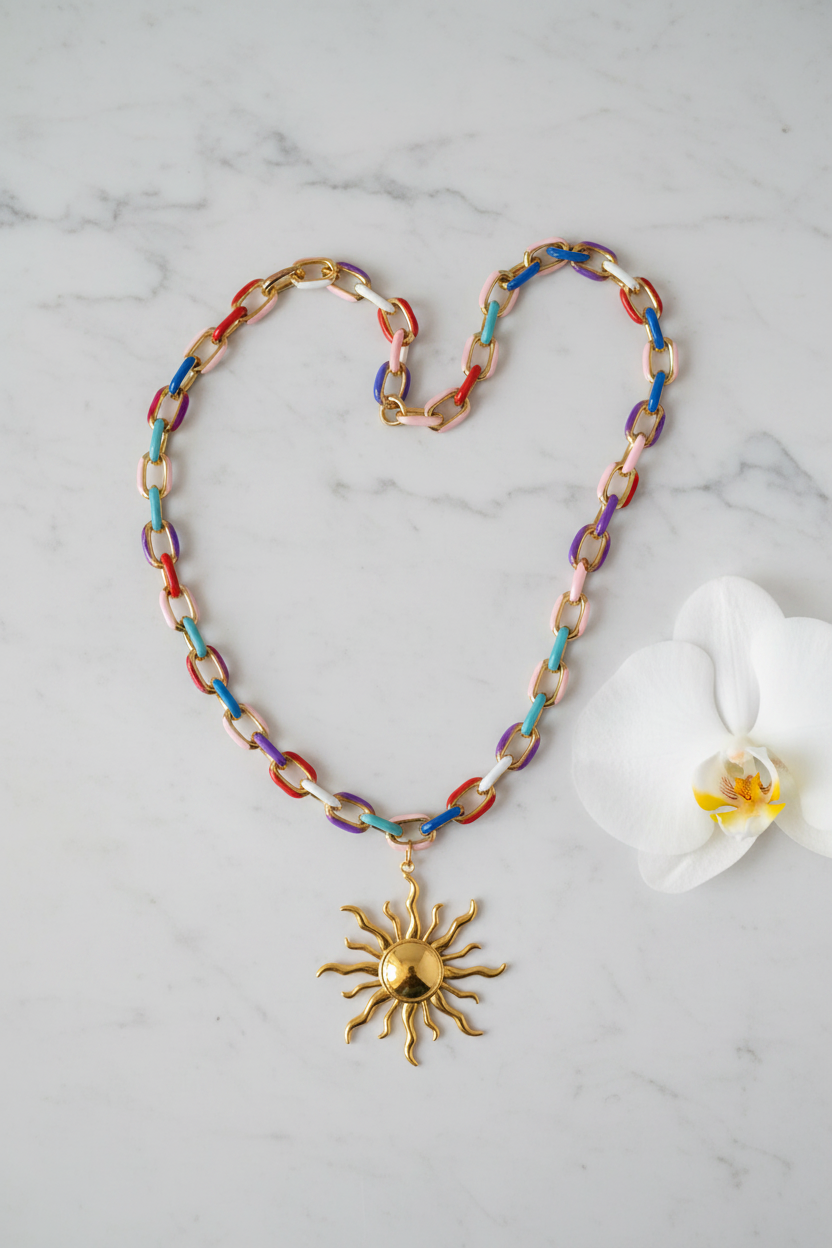 Collier Soleil - Flat lay fond marbré