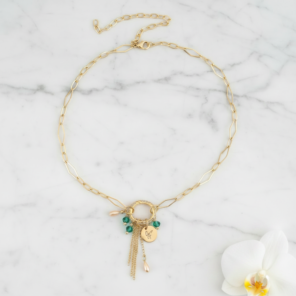 Flat lay collier doré avec orchidée