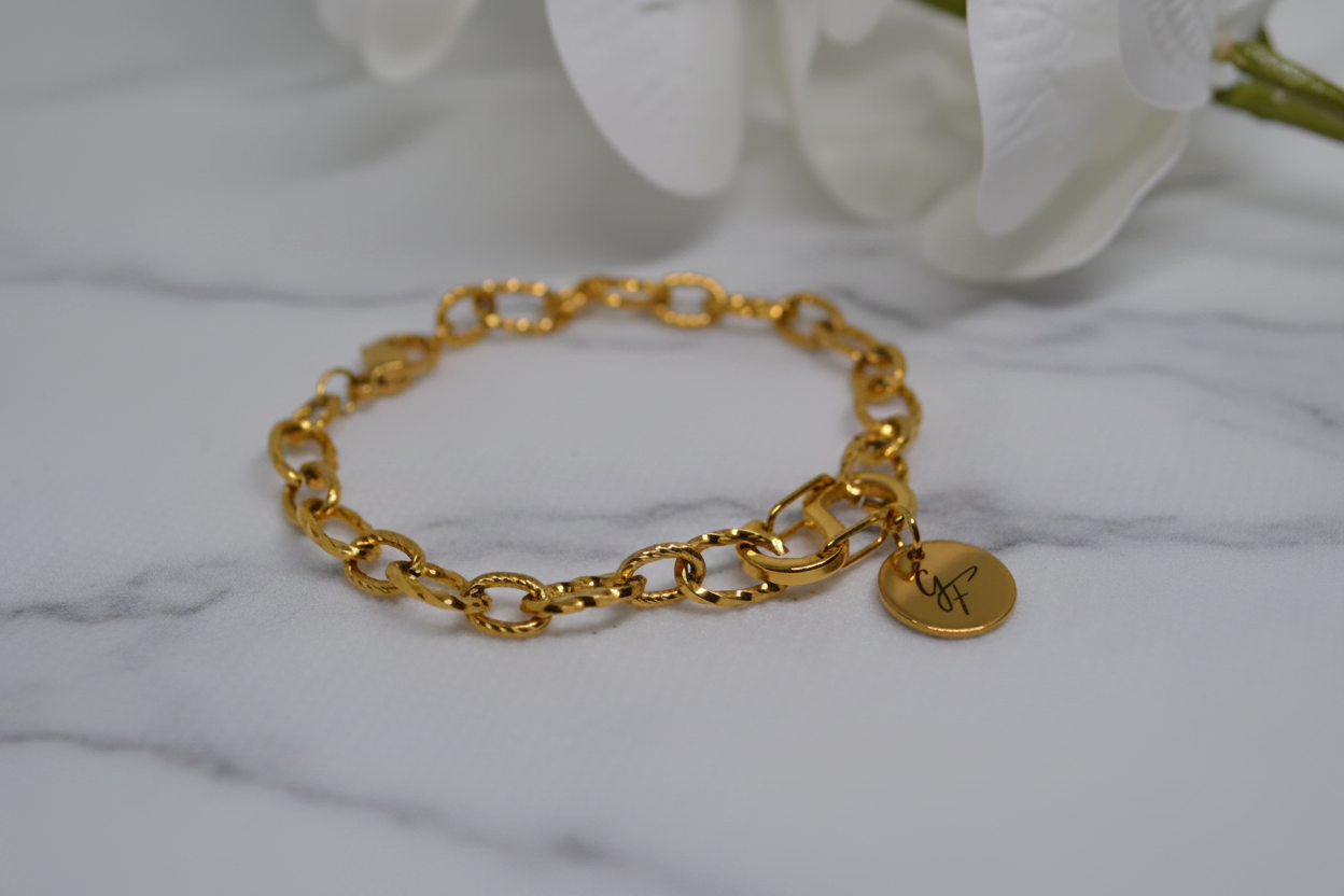 Majesté Dorée — Flat lay fond marbre